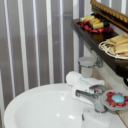 Agriturismo La Rondine Farm stay *